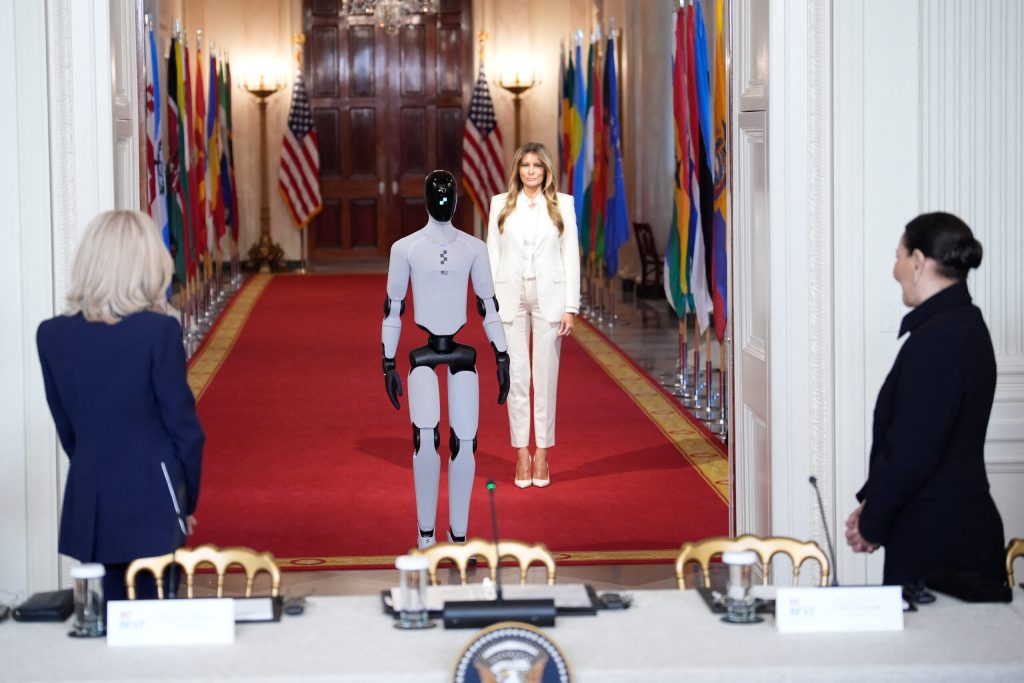 Melania Trump prezintă robot umanoid la summit. Cum va arăta școala viitorului, cu AI?