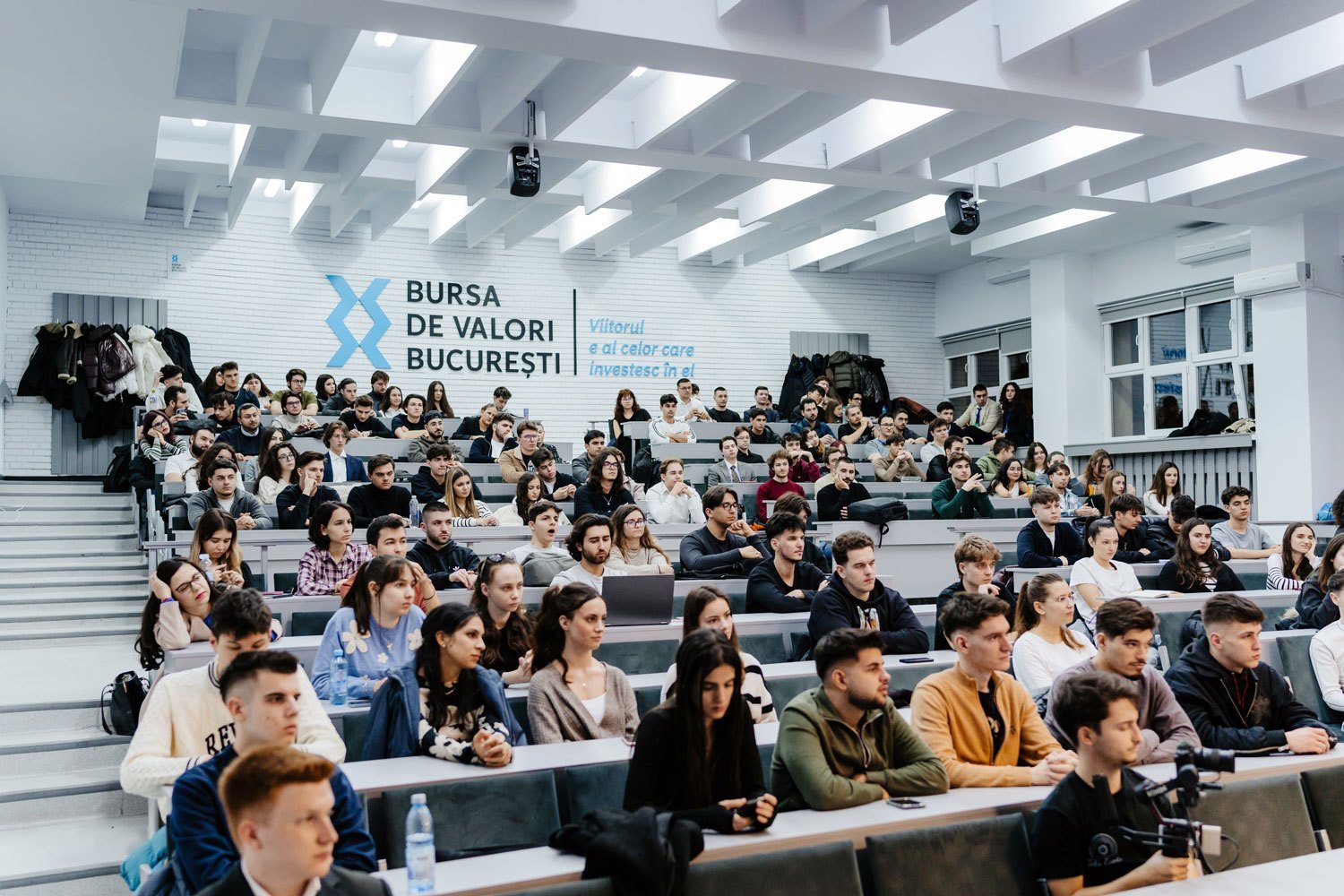 O seară de februarie la ASE: Umbrele trecutului și ecourile prezentului București, 29 februarie 2024 – Într-o seară rece de februarie, clădirile Academiei de Studii Economice din București, martore ale istoriei și simboluri ale educației românești, au fost inundate de o atmosferă aparte