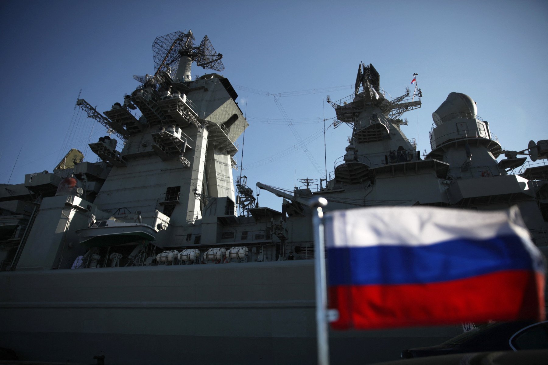 Rusia ia în considerare escorta navelor din „flota fantomă” Rusia ar putea decide să își escorteze navele din așa-numita „flotă fantomă” cu nave de război, a declarat joi un înalt consilier al Kremlinului