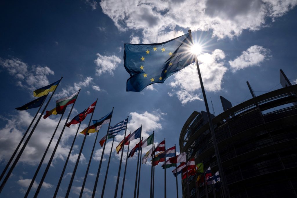 UE cere statelor membre să diminueze taxele pe energie în contextul creșterii prețurilor Comisarul european pentru climă și energie, Dan Jørgensen, a solicitat statelor membre ale Uniunii Europene să analizeze posibilitatea reducerii taxelor pe energie, în special pe electricitate