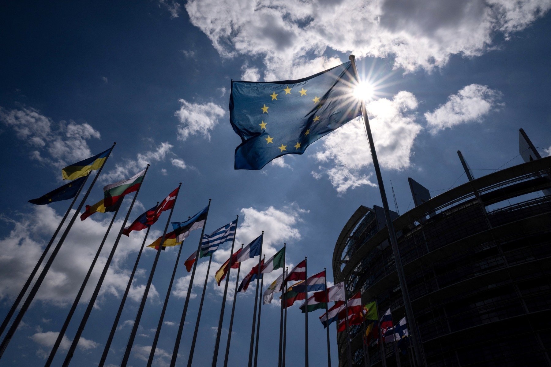 UE cere statelor membre să diminueze taxele pe energie în contextul creșterii prețurilor Comisarul european pentru climă și energie, Dan Jørgensen, a solicitat statelor membre ale Uniunii Europene să analizeze posibilitatea reducerii taxelor pe energie, în special pe electricitate