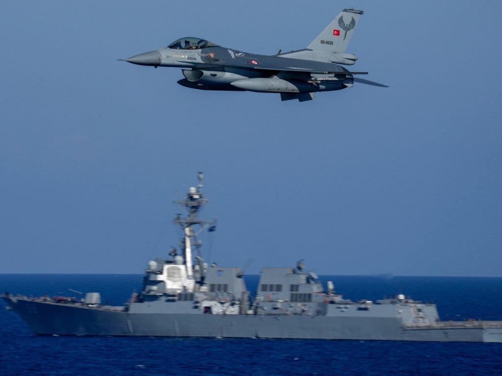 Rachetă interceptată: Ministerul Apărării din Turcia anunță distrugerea unui proiectil în apropierea spațiului aerian turc Ankara, Turcia – O rachetă balistică lansată din Iran și îndreptată spre spațiul aerian turc a fost distrusă de sistemele de apărare aeriană NATO, după ce a traversat spațiul aerian irakian și sirian