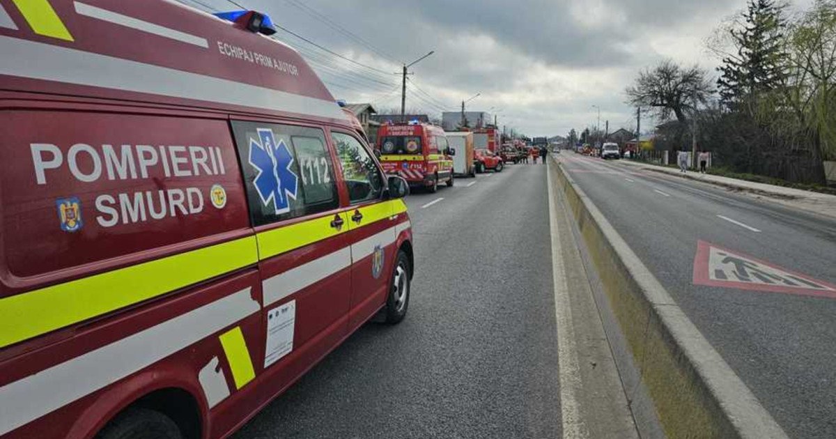 Accident grav între un microbuz școlar și un autocamion în Dâmbovița. Plan Roșu activat: copii răniți, duși la București