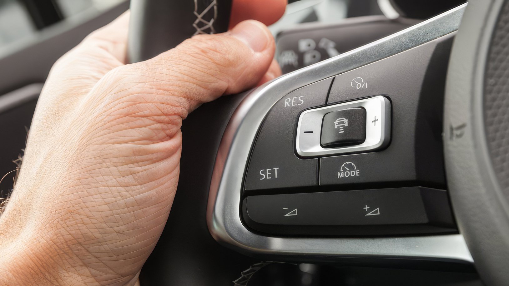 Cruise control adaptiv: De ce frânează uneori brusc și cum îl poți „îmblânzi” Sistemele de asistență la condus, precum cruise control-ul adaptiv (ACC), pot face călătoriile mai relaxante