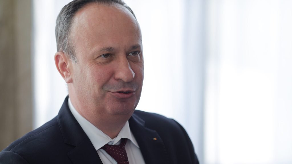 Câciu critică lipsa de reacție a autorităților în fața scumpirii carburanților Fostul ministru al Finanțelor, Adrian Câciu, a criticat dur reacția instituțiilor statului în contextul creșterii prețurilor la carburanți