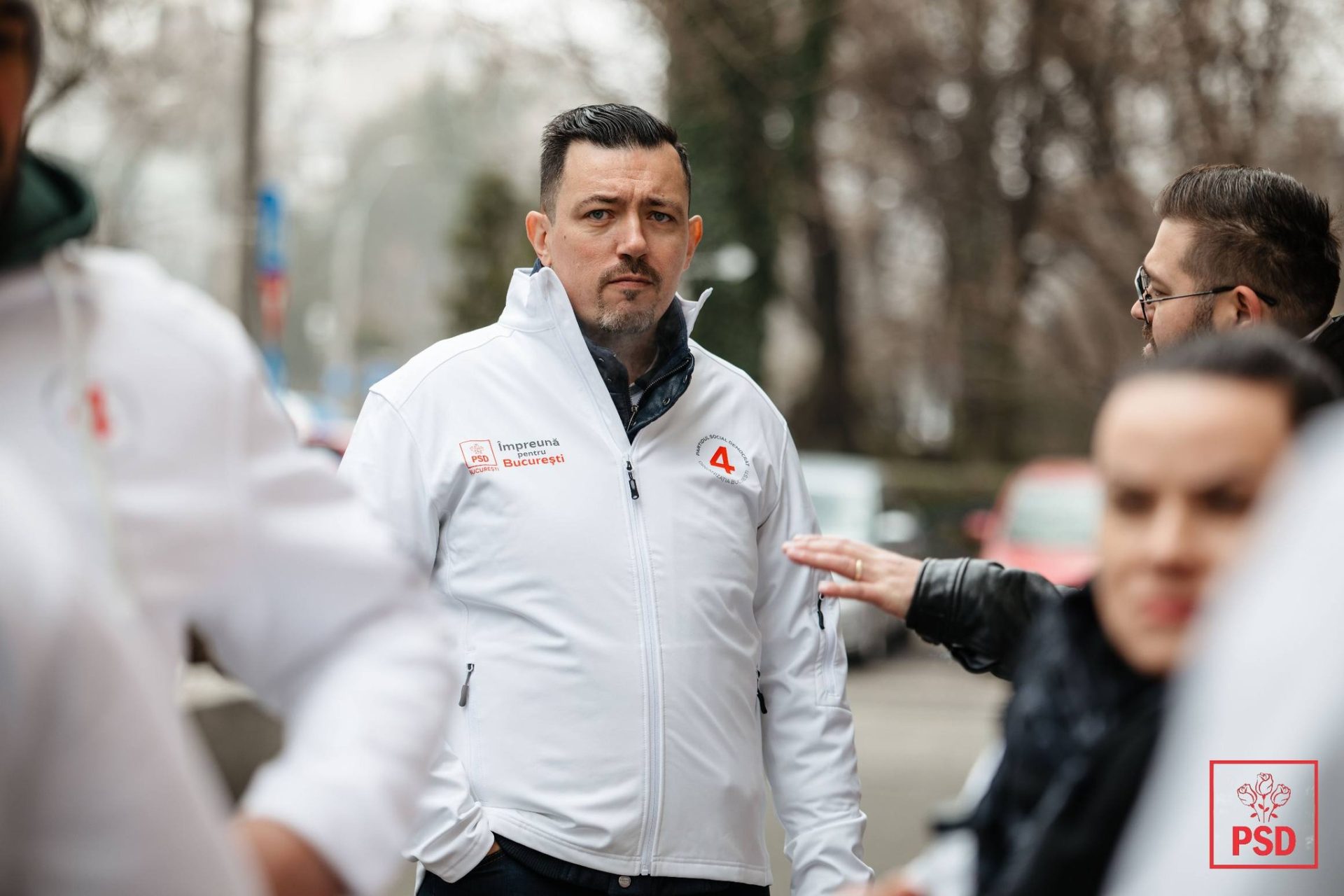Un politician cu funcții multiple cere cenzură pentru un articol despre veniturile sale Alexandru Hazem Kansou, președinte interimar al PSD Sector 4, consilier general și administrator public al Sectorului 4, a solicitat publicării Buletin de București să-i ascundă numele într-o investigație jurnalistică