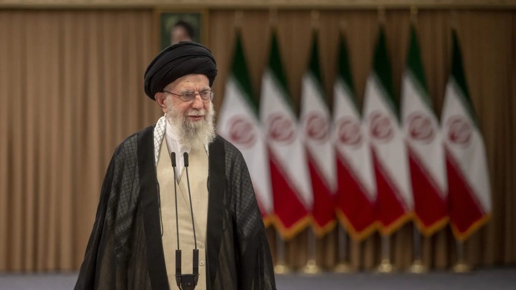 Agențiile de informații din Israel și Statele Unite au supravegheat în secret, timp de luni de zile, liderul suprem al Iranului, ayatollahul Ali Khamenei, potrivit unor surse citate de CNN