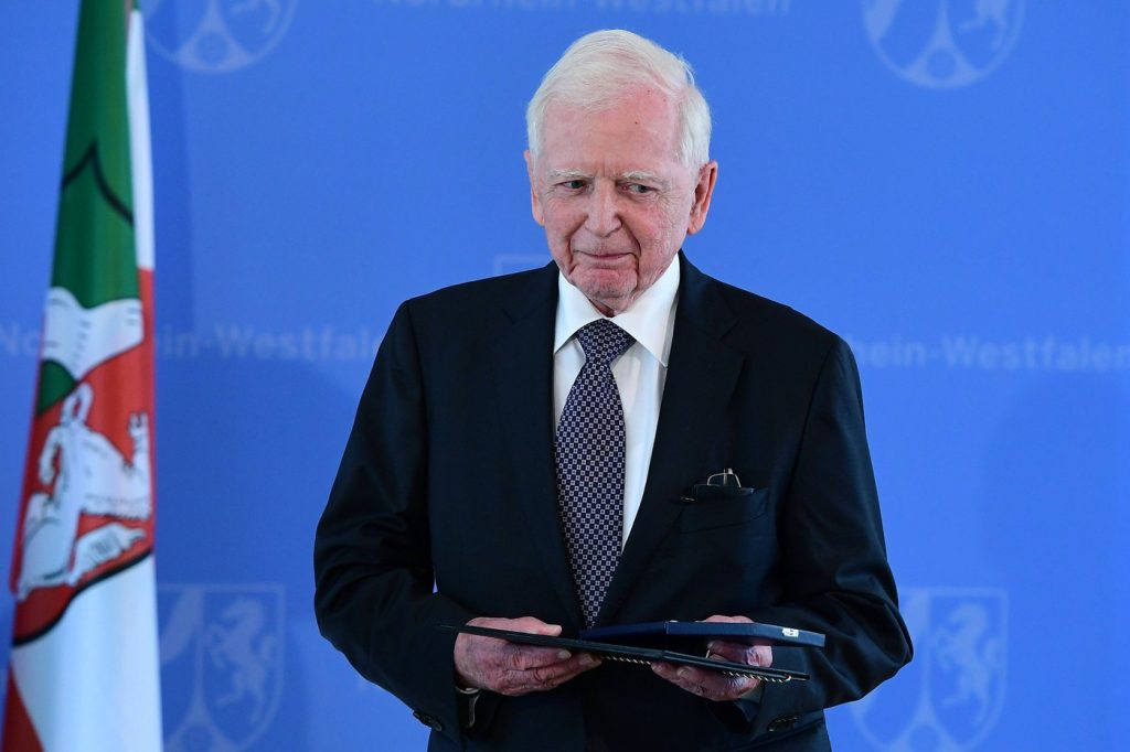 Avertismentul Nobel: Carnea de vită, un posibil factor de risc pentru cancer, alimentul consumat de milioane de români Un aliment consumat de milioane de români, carnea de vită, a fost identificat de regretatul medic german Harald zur Hausen, laureat al Premiului Nobel pentru Medicină, ca fiind un posibil factor de risc pentru cancerul de colon