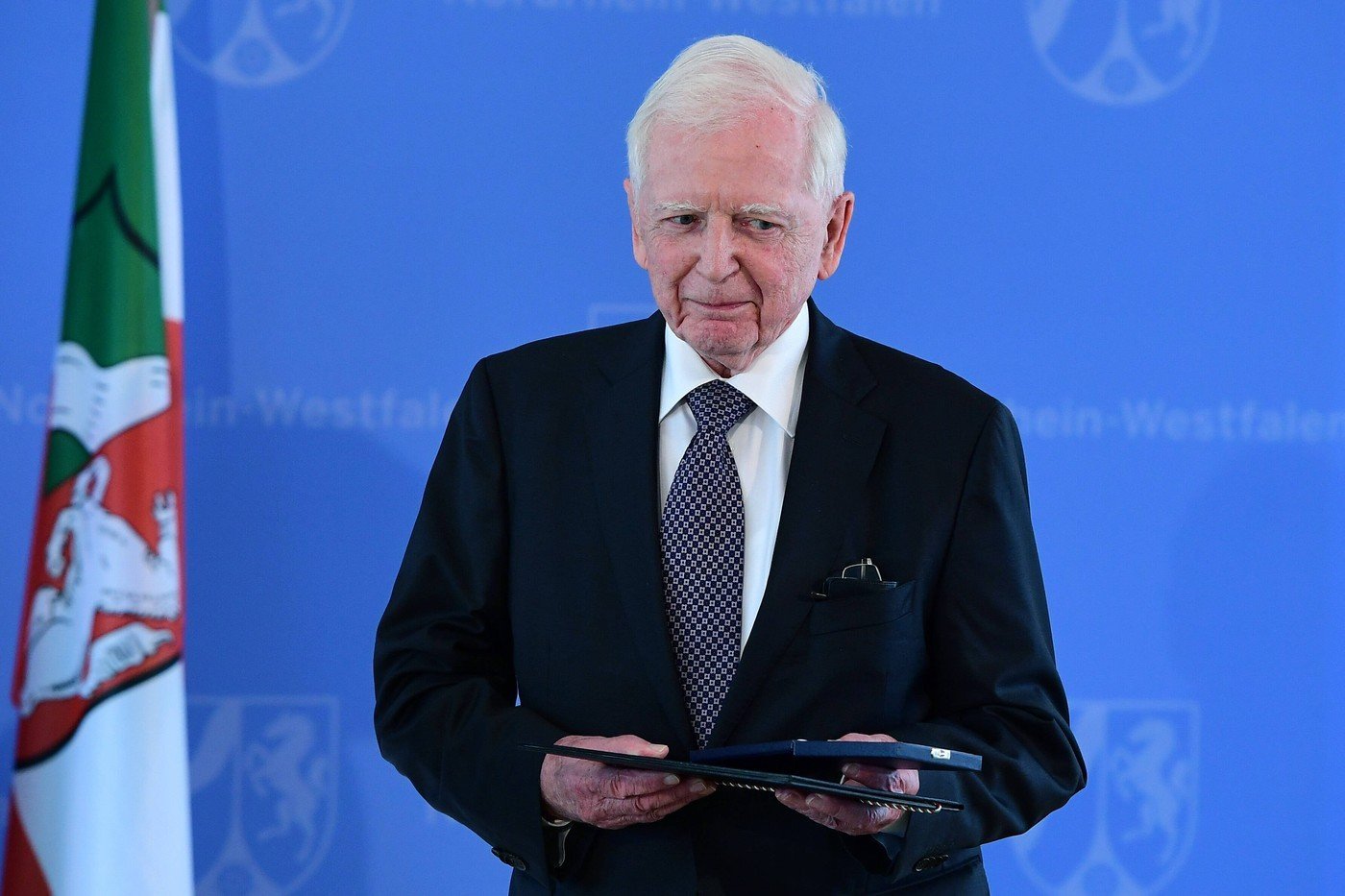 Avertismentul Nobel: Carnea de vită, un posibil factor de risc pentru cancer, alimentul consumat de milioane de români Un aliment consumat de milioane de români, carnea de vită, a fost identificat de regretatul medic german Harald zur Hausen, laureat al Premiului Nobel pentru Medicină, ca fiind un posibil factor de risc pentru cancerul de colon