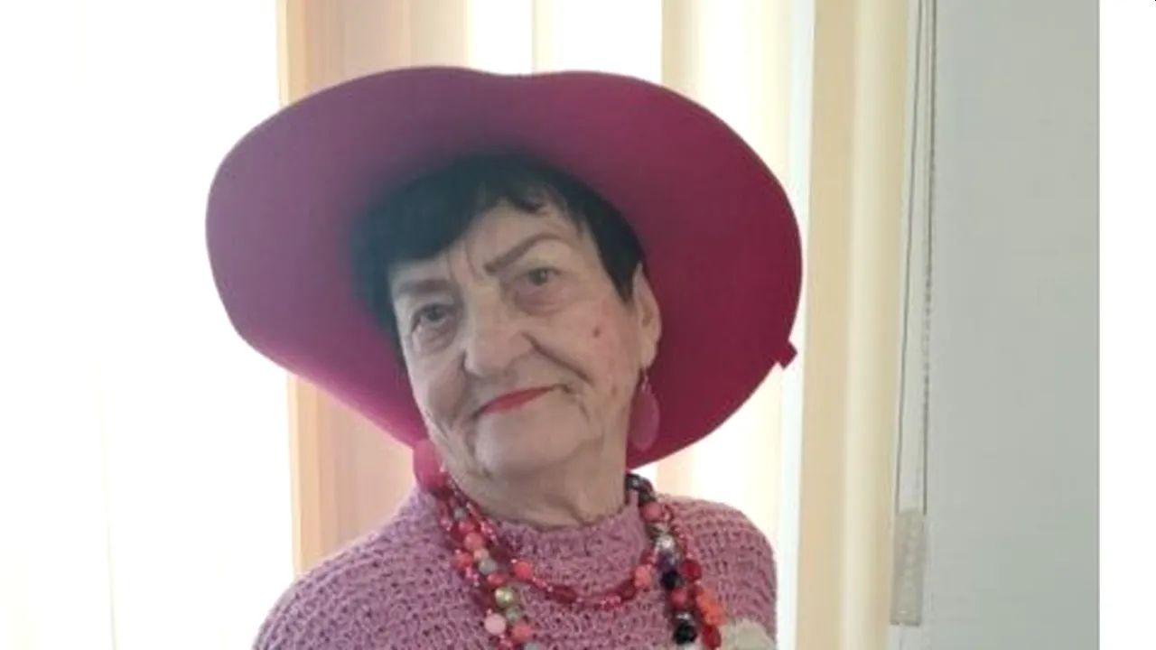 Amalia Tușa, la 90 de ani, studentă la Teologie în Cluj Amalia-Susana Tușa, o femeie de 90 de ani, este studentă în anul trei la Facultatea de Teologie Ortodoxă din Cluj-Napoca, specializarea Teologie Didactică, în cadrul Universității Babeș-Bolyai