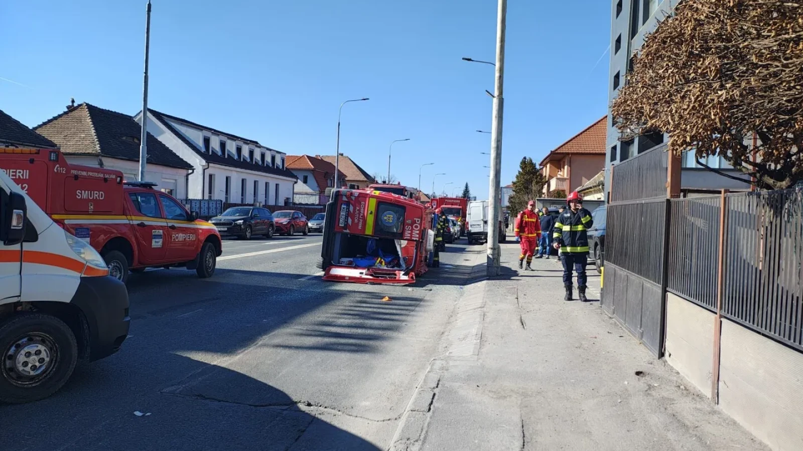 Accident grav în Sibiu: Ambulanță SMURD răsturnată, Planul Roșu activat O ambulanță SMURD, în care se aflau șase persoane, a fost implicată într-un accident rutier sâmbătă pe o stradă din municipiul Sibiu