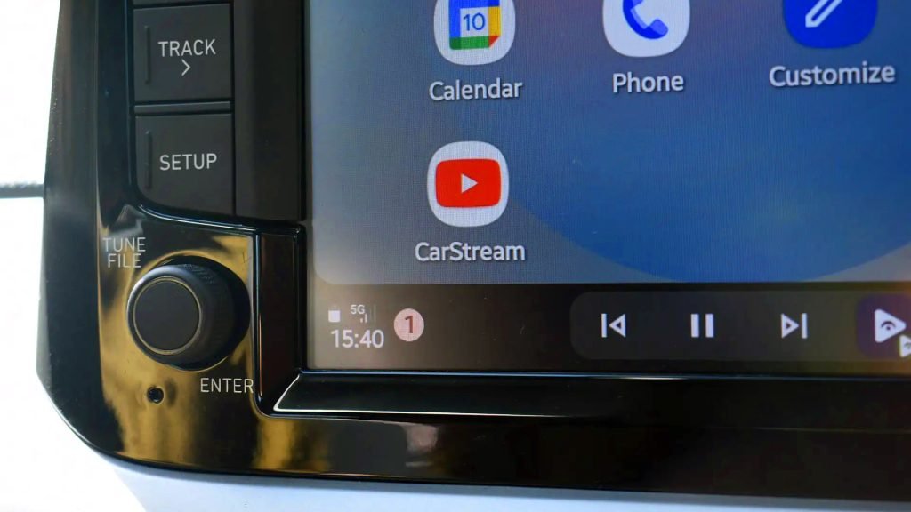 YouTube ajunge pe Android Auto, dar cu limitări Utilizatorii Android Auto pot controla, de acum, YouTube ca pe o aplicație audio, cu funcții precum pauză, reluare și skip, dar fără vizualizare video