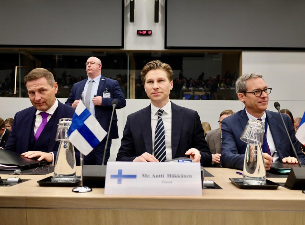 Finlanda ridică restricțiile privind armele nucleare Helsinki a anunțat oficial joi că va relaxa interdicția privind armele nucleare, permițând importul, transportul și depozitarea acestui tip de armament pe teritoriul țării
