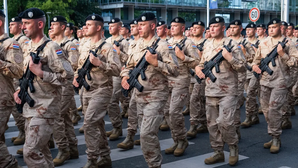Croația reintroduce serviciul militar obligatoriu după 17 ani Croația reintroduce serviciul militar obligatoriu începând de luna viitoare, o măsură care reflectă preocupările de securitate din Europa și Balcanii de Vest