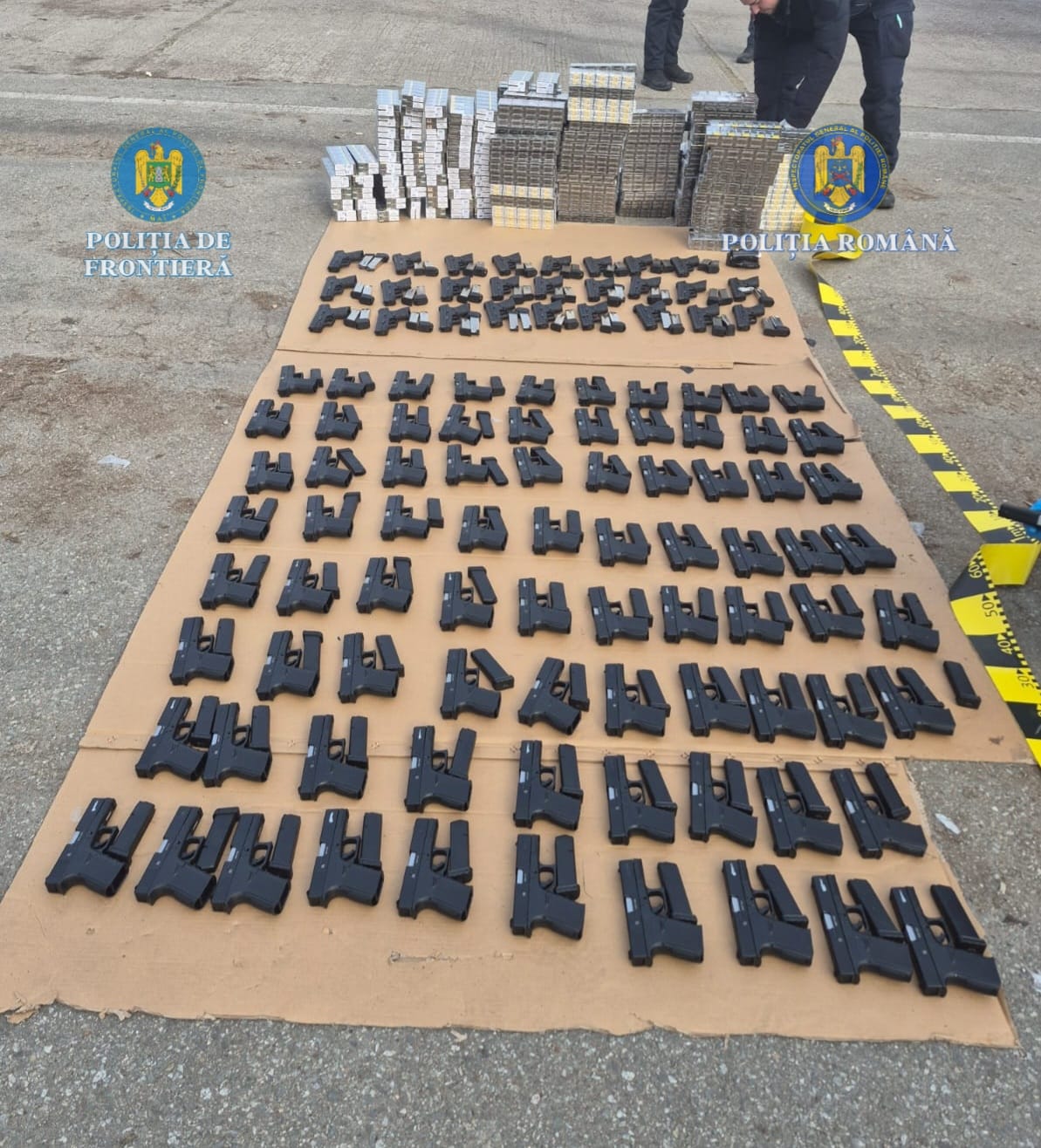 Un cetățean turc reținut în Dolj, după ce polițiștii au descoperit arme și țigări de contrabandă într-un camion Calafat, Dolj – Polițiștii din cadrul Serviciului Arme, Explozivi și Substanțe Periculoase al Inspectoratului de Poliție Județean Dolj au realizat o captură importantă la Calafat, în urma unui control asupra unui autocamion înmatriculat în Turcia