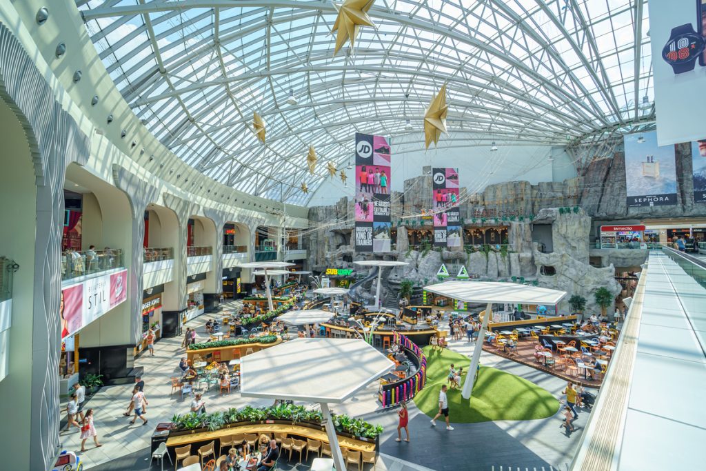 Vânzările din mall-uri, în scădere accentuată: comercianții trag un semnal de alarmă Scăderea vânzărilor în centrele comerciale din București și din țară a generat îngrijorare în rândul comercianților, care se confruntă cu o perioadă dificilă