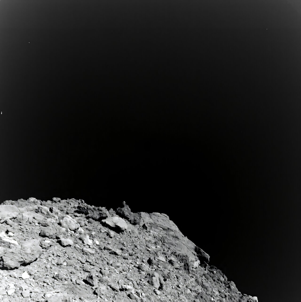 Descoperire majoră: ingerdientele vieții, găsite pe un asteroid Oamenii de știință au identificat toate cele cinci baze nucleice canonice, componente esențiale ale ADN-ului și ARN-ului, în mostre de la asteroidul Ryugu