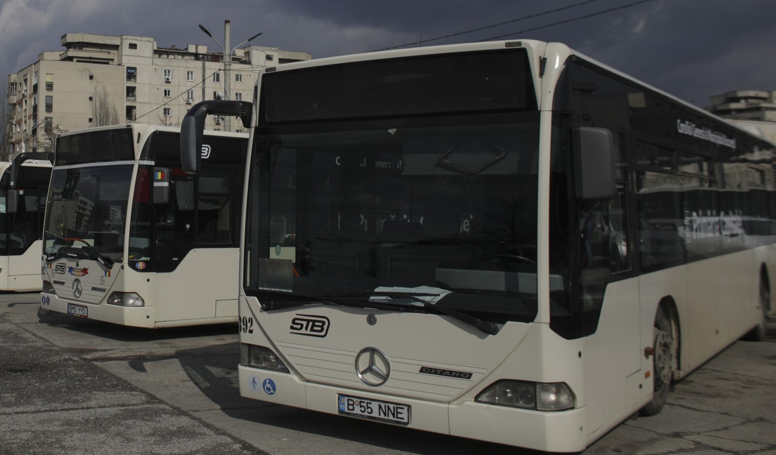Mii de angajați STB, afectați de reducerea programului de lucru și a salariilor Aproximativ 4.500 de angajați ai Societății de Transport București (STB) sunt afectați de o măsură de reducere a programului de lucru, ce implică o săptămână de lucru de patru zile și o scădere a salariilor cu 20%