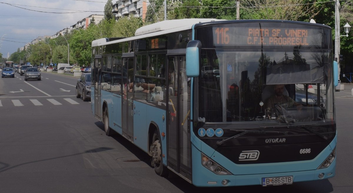 Trei autobuze noua stație Eroii Revoluției, legătură cu metroul M2