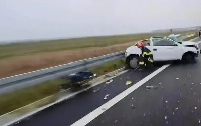 Autocar cu copii răsturnat pe expres: 38 de elevi implicați, după impact cu o mașină