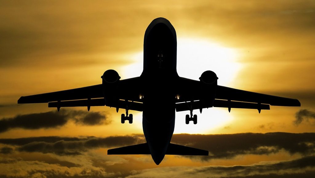 United Airlines impune folosirea căștilor la bord: O nouă regulă pentru pasageri Compania aeriană United Airlines a modificat recent contractul de transport, introducând o regulă obligatorie pentru pasageri: folosirea căștilor personale sau a celor puse la dispoziție de companie în timpul vizionării programelor de divertisment la bord