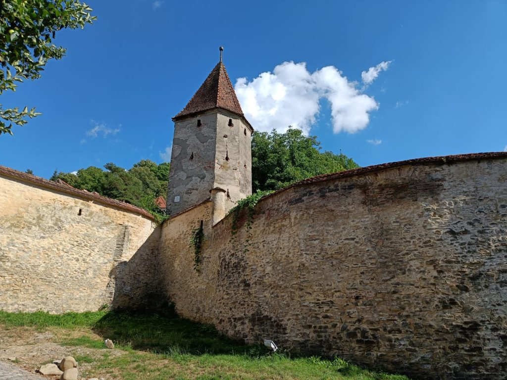 Sighisoara, sub asediul camioanelor: Cetatea UNESCO, amenințată de trafic Sighisoara, bijuterie medievală protejată de UNESCO, este supusă zilnic unui test de rezistență