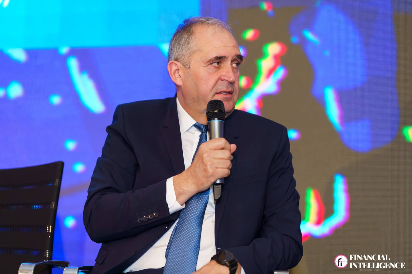 Criza energetică europeană și impactul asupra locurilor de muncă: Sandor Bende cere accelerarea investițiilor în nuclear Președintele Comisiei pentru industrii și servicii din Camera Deputaților, Sandor Bende, a atras atenția asupra problemelor generate de prețul ridicat al energiei în Uniunea Europeană, subliniind impactul negativ asupra locurilor de muncă și necesitatea urgentă de a accelera investițiile în sectorul energetic, cu accent pe domeniul nuclear