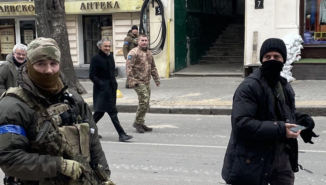 Filosoful francez Bernard-Henri Lévy: Occidentul ar fi putut grăbi victoria Ucrainei Filosoful francez Bernard-Henri Lévy a declarat că, în opinia sa, Ucraina ar fi putut obține o victorie mai rapidă în războiul cu Rusia, dacă statele occidentale ar fi oferit un ajutor mai consistent și ar fi acționat cu mai multă fermitate