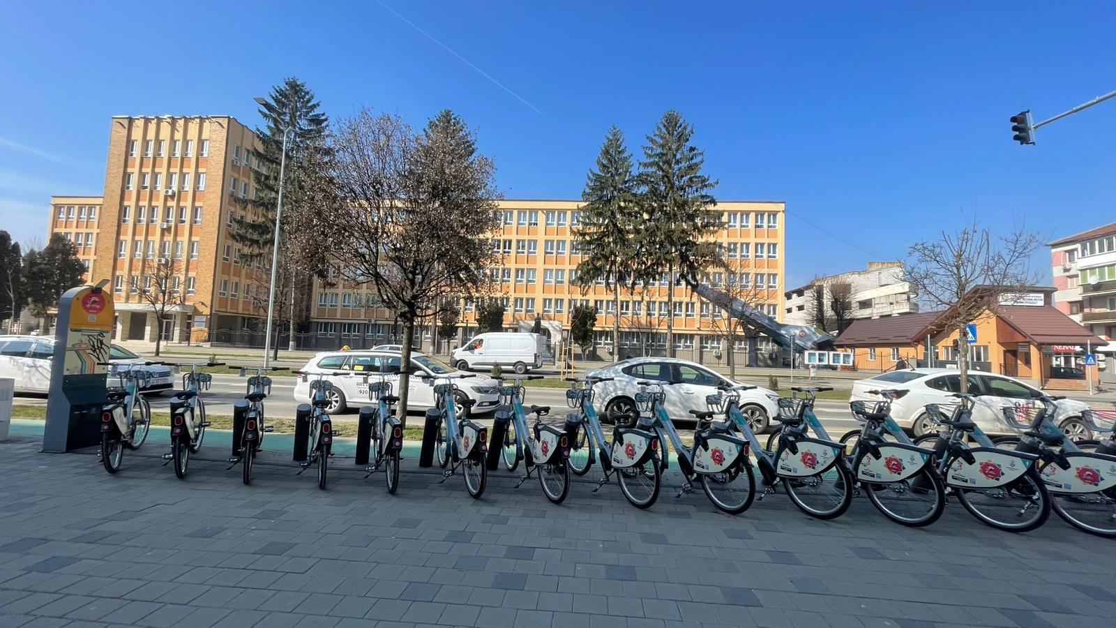 Alba Iulia lansează un sistem de bike-sharing cu 300 de biciclete inteligente Alba Iulia se pregătește să introducă un sistem de închiriere de biciclete cu componente „inteligente”, cu un număr de 300 de unități disponibile publicului