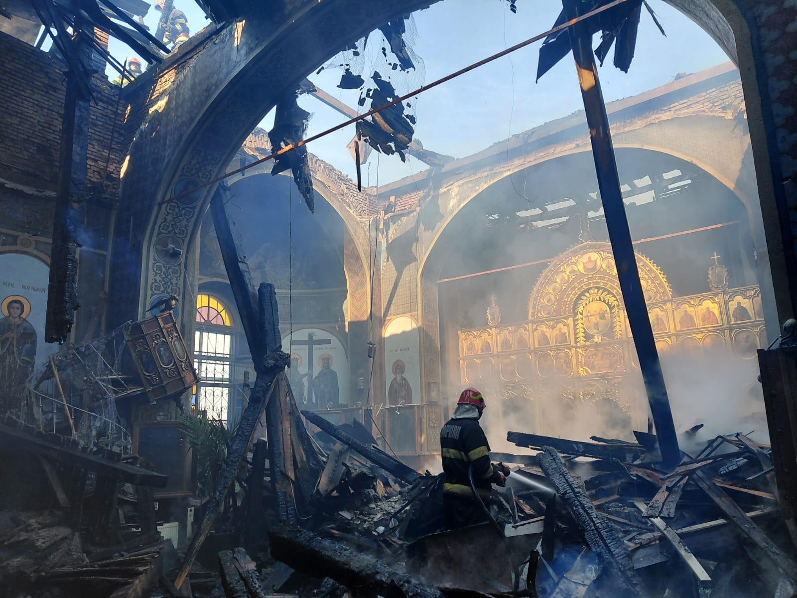 Incendiu devastator la o biserică monument istoric din Prahova Un incendiu puternic a izbucnit duminică dimineața la biserica monument istoric din localitatea Puchenii Moșneni, județul Prahova