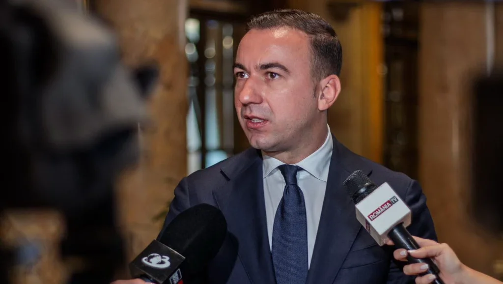 România, ocolită de explozia prețurilor la combustibili în UE România se numără printre statele membre ale Uniunii Europene care au resimțit cel mai puțin scumpirea combustibililor, în ciuda contextului internațional tensionat și a fluctuațiilor de pe piața petrolului