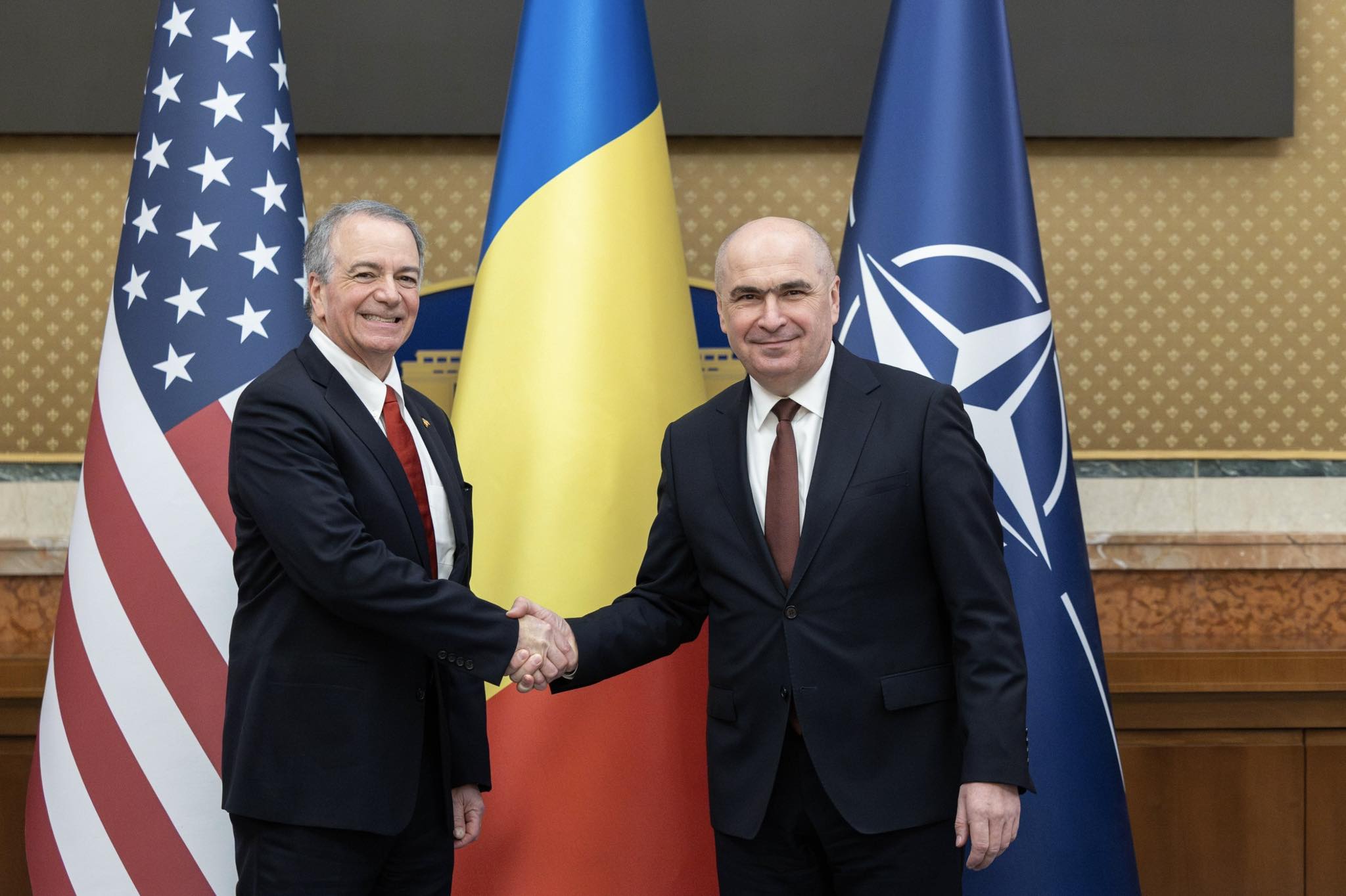 Bolojan se întâlnește cu noul ambasador american, axându-se pe consolidarea relațiilor bilaterale Premierul Ilie Bolojan s-a întâlnit joi, la Palatul Victoria, cu Darryl Nirenberg, noul ambasador al Statelor Unite ale Americii în România