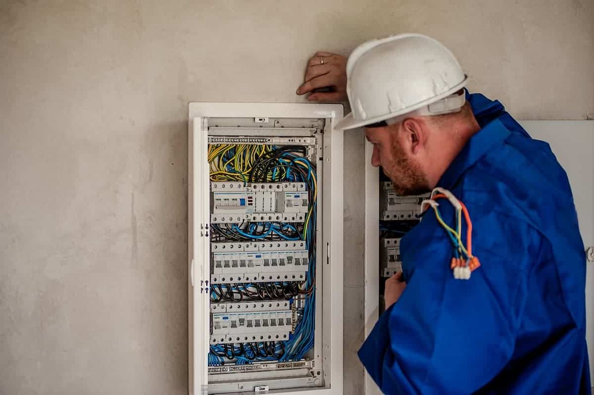 Butonul ascuns din tabloul electric: gestul simplu care te poate salva de probleme majore Tabloul electric al locuinței este un element vital, adesea neglijat, care asigură funcționarea în siguranță a instalației electrice