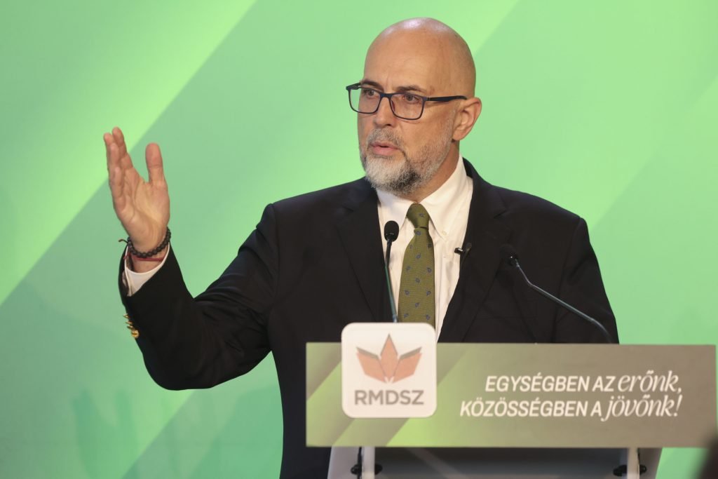 Kelemen Hunor critică dur amenințările lui Zelenski la adresa lui Orban Liderul UDMR, Kelemen Hunor, a criticat dur declarațiile președintelui ucrainean Volodimir Zelenski, considerând că acesta a trecut o limită prin amenințările la adresa premierului ungar Viktor Orban