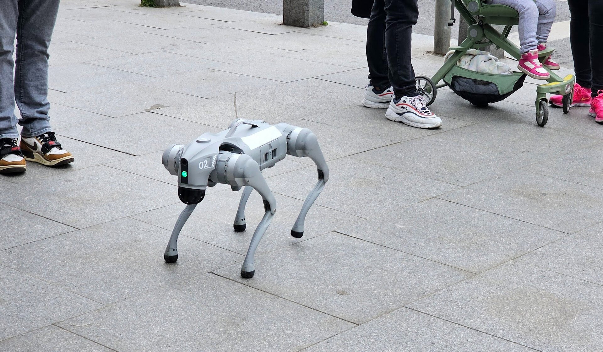 Roboții, noi „polițiști” pe străzile din Târgu Mureș: un pas spre un viitor urban inteligent? Un câine robot dotat cu inteligență artificială patrulează în aceste zile pe străzile din centrul orașului Târgu Mureș