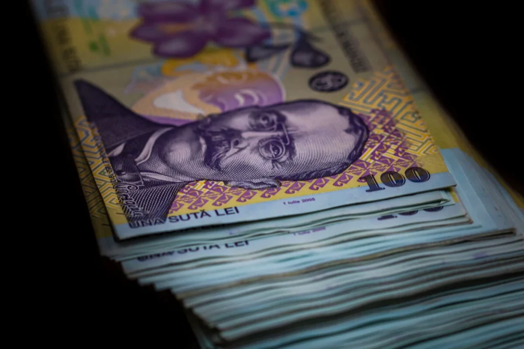 Când intră pensiile pe card în aprilie 2026: Paște sau data obișnuită?
