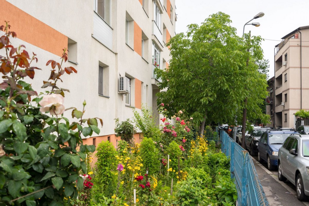 Amenzi pentru mizerie: Ce trebuie să facă asociațiile de proprietari pentru a evita sancțiunile Asociațiile de proprietari din România sunt responsabile pentru întreținerea spațiilor din jurul blocurilor, de la curățenie până la siguranța locatarilor