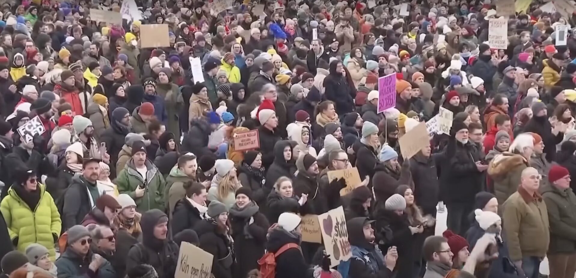 Mii de tineri germani protestează față de posibila reintroducere a serviciului militar obligatoriu Mii de elevi și adolescenți din Germania au ieșit joi în stradă pentru a protesta față de intenția guvernului de a introduce o nouă lege privind serviciul militar