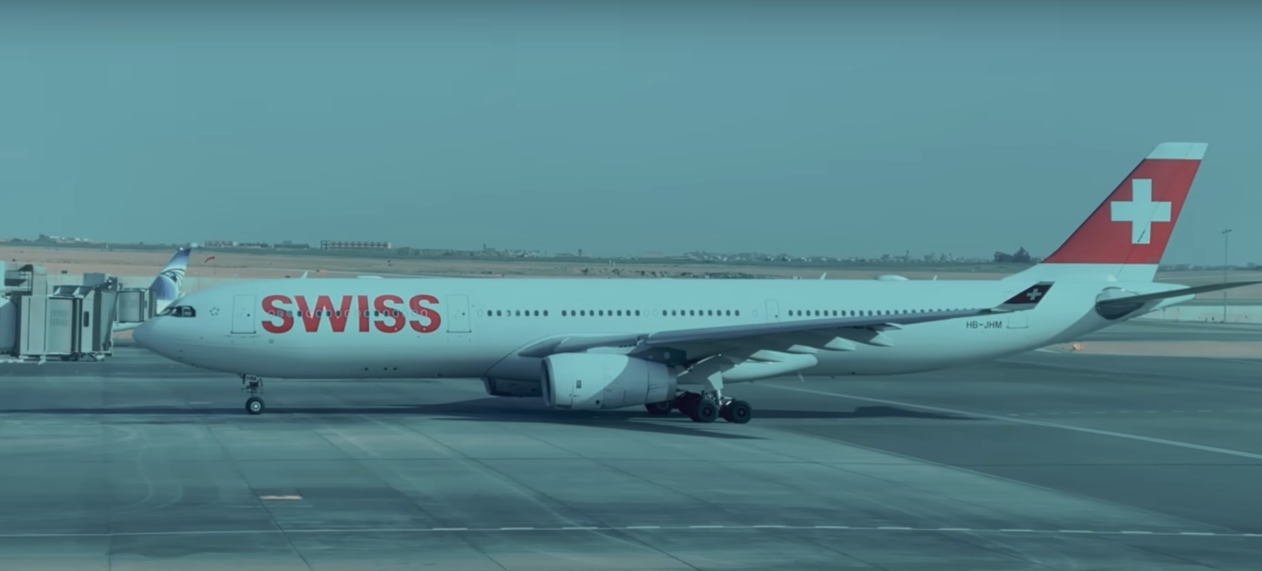Swiss Airlines oferă compensații substantiale pentru renunțarea voluntară la posturi Compania aeriană Swiss International Air Lines (Swiss) a demarat o inițiativă prin care oferă membrilor echipajului de cabină din Zurich, Elveția, posibilitatea de a demisiona voluntar, în schimbul unei compensații financiare semnificative