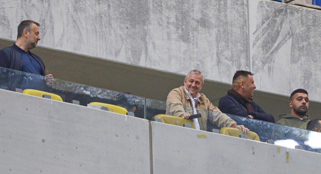 Starea de sănătate a lui Mihai Rotaru, după accidentul la schi: „Are vreo 10 șuruburi” Mihai Rotaru, patronul Universității Craiova, a revenit la stadion, susținând echipa în victoria din Cupa României, chiar după un accident grav suferit la schi