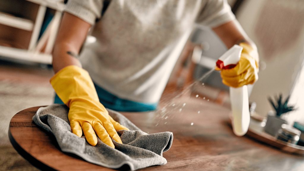 Curățenie, igienizare sau dezinfectare? Ghid practic pentru orice gospodărie Într-o perioadă în care igiena personală și a spațiilor devine tot mai importantă, este esențial să înțelegem diferențele dintre curățare, igienizare și dezinfectare