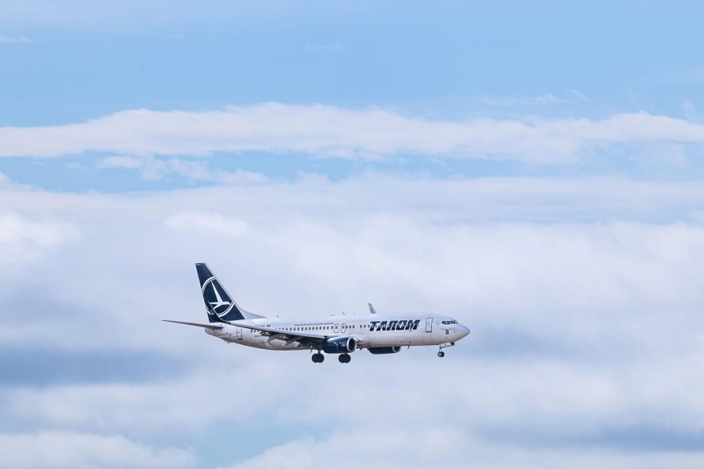 Repatrieri din Egipt: Costuri ridicate și mărturii cutremurătoare despre zilele de coșmar Românii repatriați din Egipt au plătit 450 de euro pentru un bilet de avion, o sumă care a stârnit critici, în contextul conflictului din regiune
