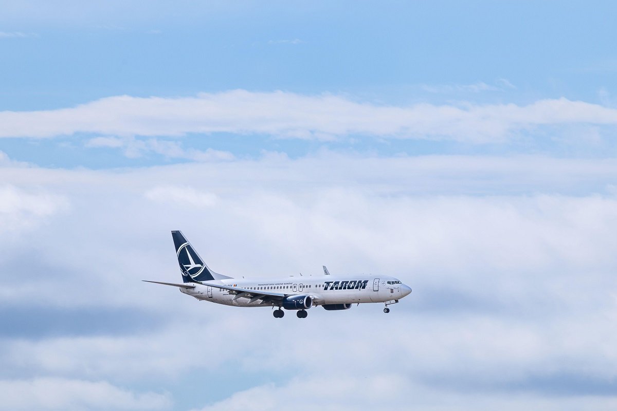 Repatrieri din Egipt: Costuri ridicate și mărturii cutremurătoare despre zilele de coșmar Românii repatriați din Egipt au plătit 450 de euro pentru un bilet de avion, o sumă care a stârnit critici, în contextul conflictului din regiune