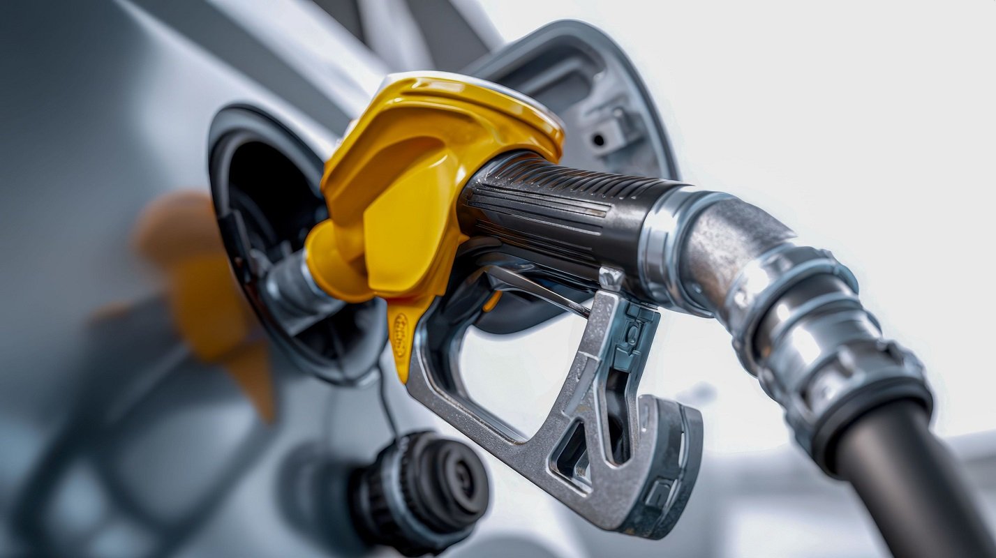 Prețurile la benzină și motorină, cu fluctuații în marile orașe Prețurile carburanților înregistrează variații ușoare în principalele orașe din România, oferind șoferilor oportunitatea de a economisi câțiva bani la fiecare alimentare