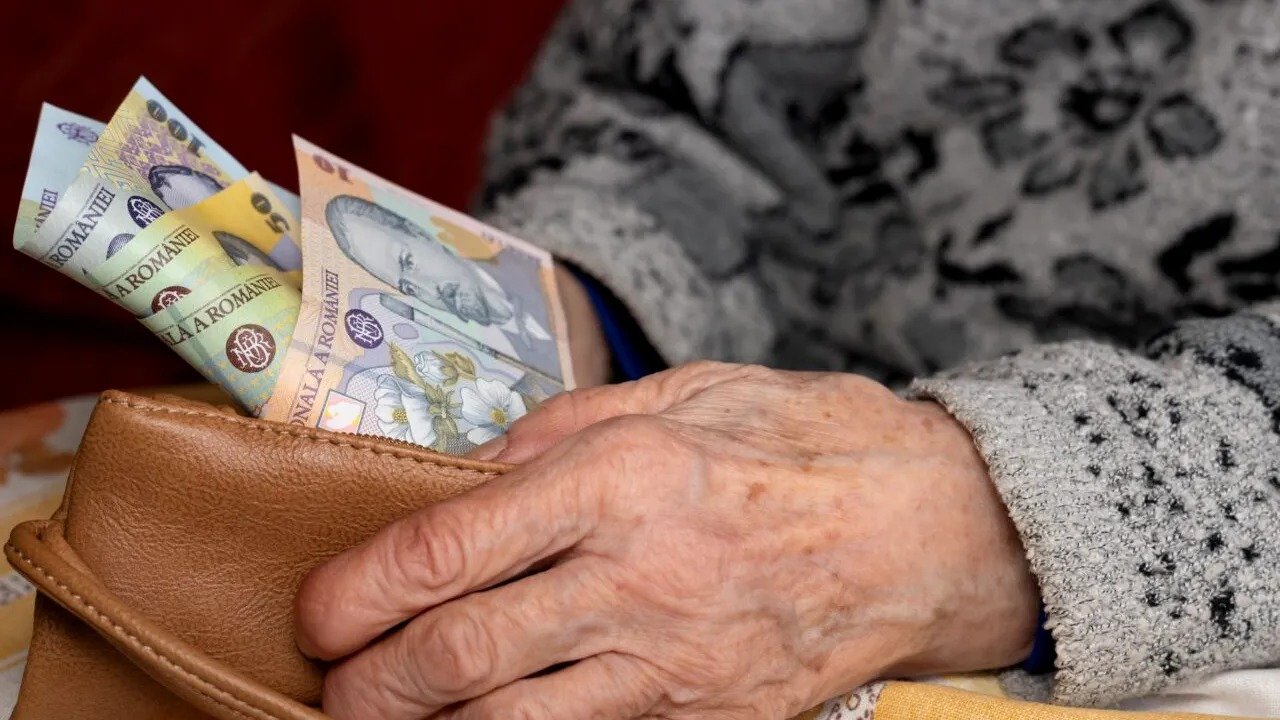 Cât costă un an de vechime în muncă în 2026: creștere de preț cu peste 800 de lei Prețul pentru cumpărarea unui an de vechime în muncă va crește considerabil începând cu 1 iulie 2026