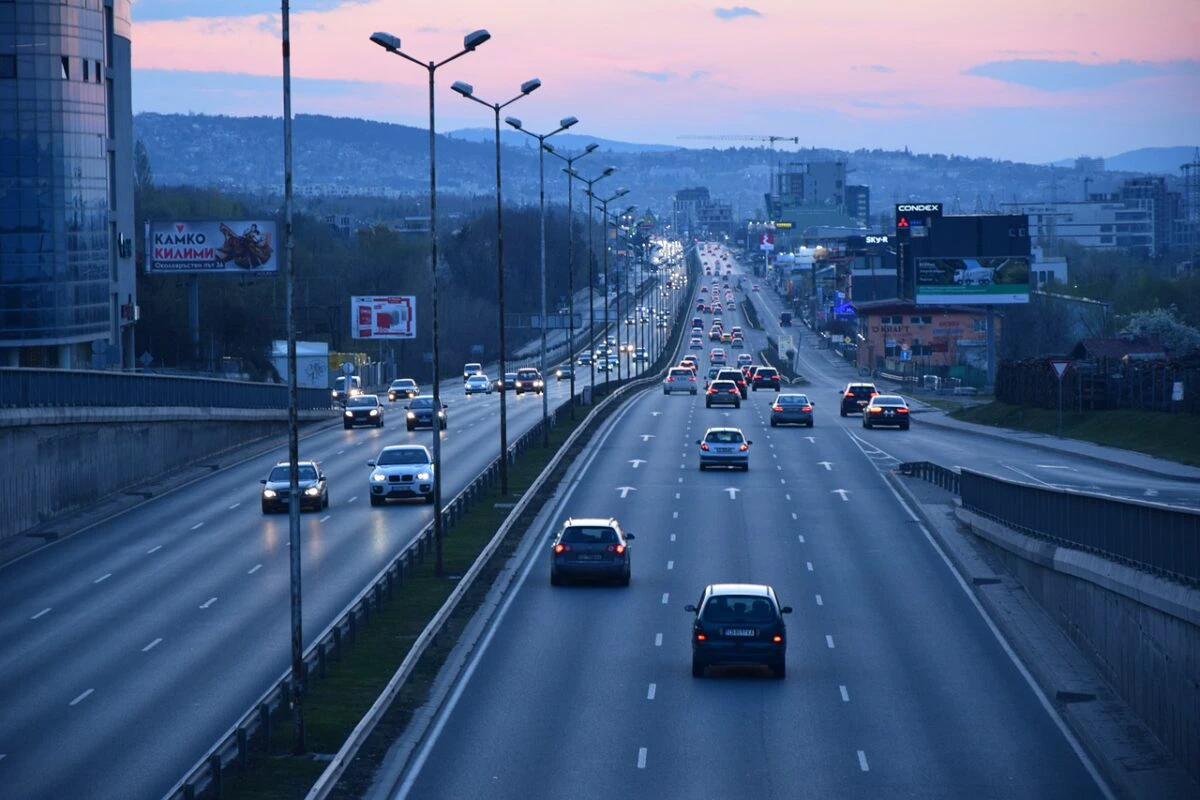 Amenzi usturătoare pentru șoferii vitezomani: Ce riscă cei care încalcă limitele în 2026 Poliția rutieră intensifică controalele pentru a reduce numărul accidentelor rutiere, cu accent pe respectarea limitelor de viteză, în special în zonele urbane și în apropierea școlilor