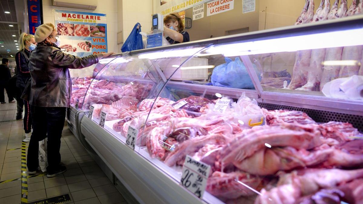 Mielul de Paște: prețuri în creștere în supermarketuri, reduceri în piețe Apropierea sărbătorilor pascale a generat o agitație intensă în magazine și piețe, românii fiind dornici să achiziționeze preparatele tradiționale