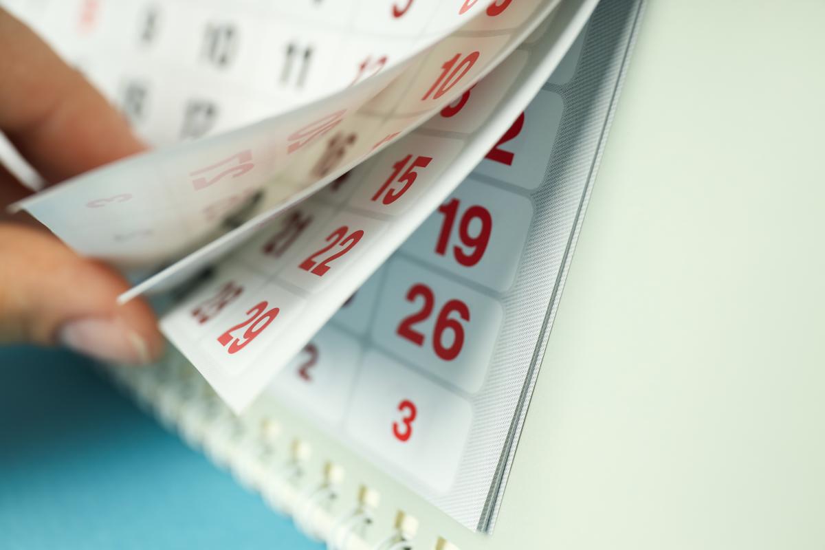 Românii vor beneficia de 17 zile libere legale în anul 2026, conform calendarului oficial al sărbătorilor, cu mențiunea că angajații pot avea dreptul la zile libere suplimentare, în funcție de cultul religios căruia îi aparțin
