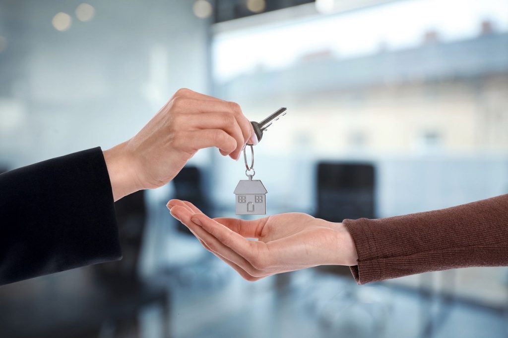 Nu te grăbi să cumperi o locuință: sfaturile unui economist pentru tineri Achiziționarea unei locuințe este o decizie importantă, dar nu trebuie luată în grabă, mai ales în primii ani de viață adultă