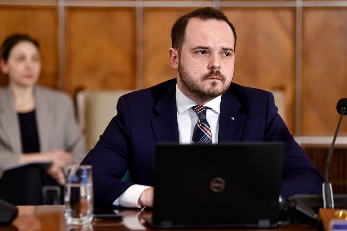 Dosarul medical electronic intră în era digitală: românii vor avea acces la datele lor medicale oriunde în Europa Românii vor avea acces la dosarele lor medicale electronice, cu posibilitatea de a consulta istoricul medical, programări și rezultate ale analizelor, indiferent de locația lor în Europa